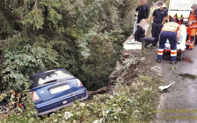 Auto prorazilo betonové hrazení mostu a zřítilo se do hlubiny pod ním