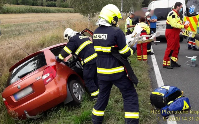 Velká záchranná akce, řidiči (88) se udělalo za jízdy nevolno a s vozem sjel do příkopu