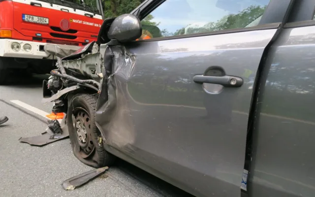 Mladá řidička kýchla za jízdy, přejela do protisměru a smetla protijedoucí auto do příkopu