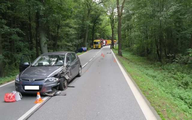Mladá řidička kýchla za jízdy, přejela do protisměru a smetla protijedoucí auto do příkopu