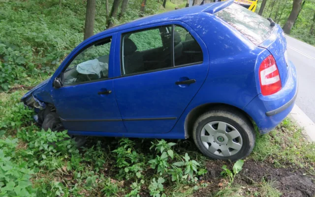 Mladá řidička kýchla za jízdy, přejela do protisměru a smetla protijedoucí auto do příkopu