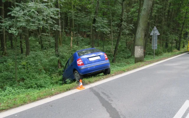 Mladá řidička kýchla za jízdy, přejela do protisměru a smetla protijedoucí auto do příkopu
