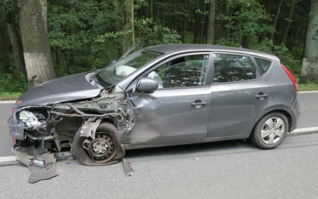 Mladá řidička kýchla za jízdy, přejela do protisměru a smetla protijedoucí auto do příkopu