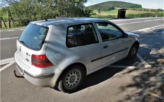 Seniorka zranila silničáře a od nehody ujela, po honičce ji zastavili jeho kolegové