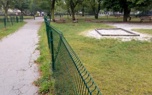 Opravy dětského hřiště Na Hvězdě po brutálním ataku vandalů jdou do finiše