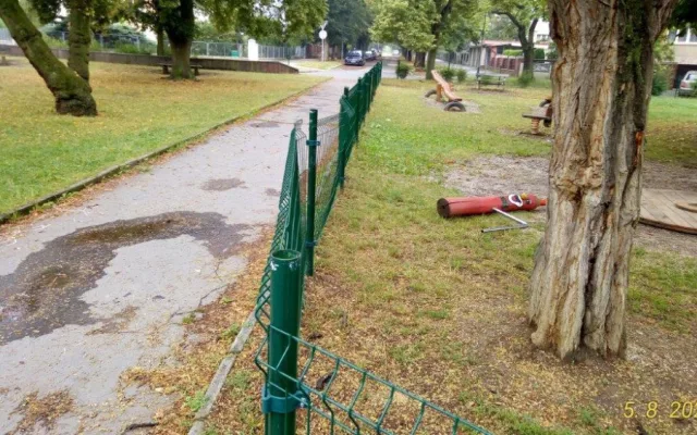 Opravy dětského hřiště Na Hvězdě po brutálním ataku vandalů jdou do finiše
