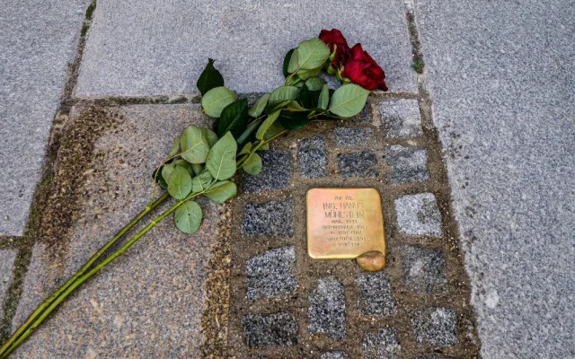 Kameny zmizelých připomínají 24 obětí holocaustu