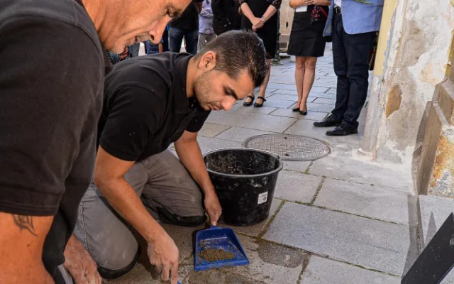 Kameny zmizelých připomínají 24 obětí holocaustu