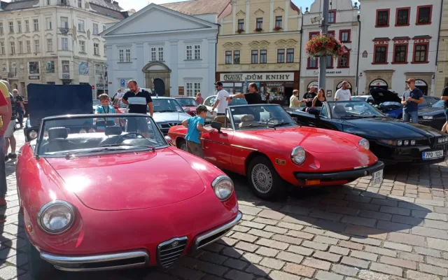 Nablýskané italské vozy obsadily náměstí v Republiky v Plzni, přijelo jich 170