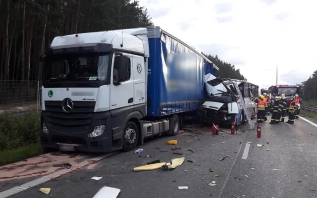 Šestatřicetiletá žena zahynula v autobusu, který u Sulkova narazil do odstaveného kamionu