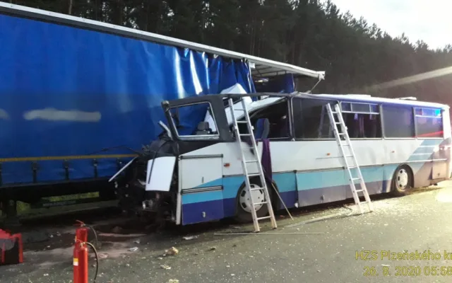 Šestatřicetiletá žena zahynula v autobusu, který u Sulkova narazil do odstaveného kamionu