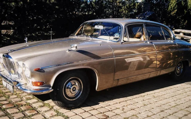 Neznámý pachatel odcizil z garáže v obci na Plzeňsku zlatého jaguára z roku 1968