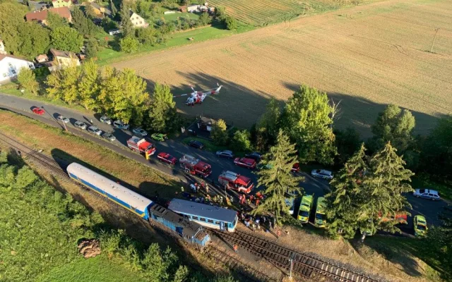 VIDEO: Složky IZS zasahují ve Kdyni, srazil se tam osobní vlak s lokotraktorem, na místě jsou zranění