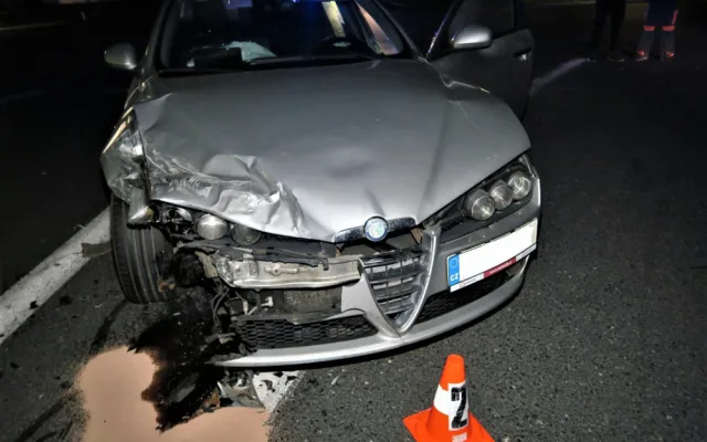 Neopatrný řidič bavoráku dostal pořádnou ránu od Alfy Romeo a skončil mimo silnici