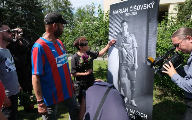 Fanoušci se loučí na pohřbu s oblíbeným hráčem