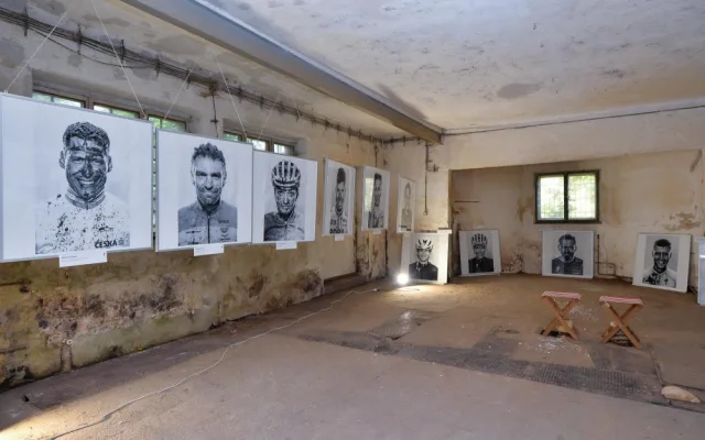 Aktuálně je zde k vidění výstava fotografií Tomáše Třeštíka