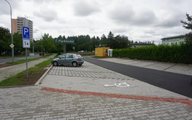 Podařilo se! V ulici U Borského parku je nové parkoviště, které vsakuje dešťovou vodu