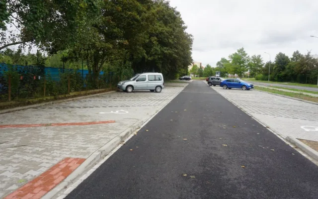 Podařilo se! V ulici U Borského parku je nové parkoviště, které vsakuje dešťovou vodu