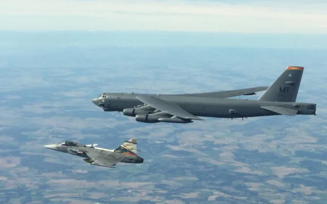 Obří bombardér B-52 čeká 30 hodin letu, přeletí speciálně i nad památníkem Díky, Ameriko!