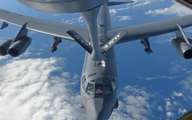 Obří bombardér B-52 čeká 30 hodin letu, přeletí speciálně i nad památníkem Díky, Ameriko!