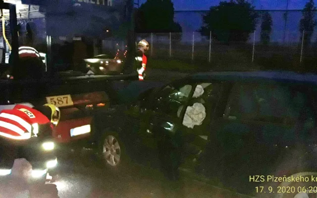 Čelní střet autobusu a osobního automobilu v Plzni