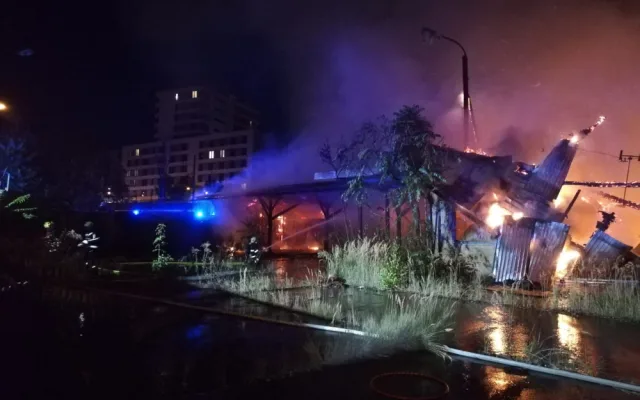 Hasiči likvidují rozsáhlý požár budovy v centru Plzně