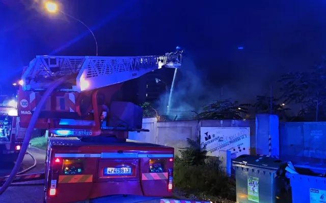 Hasiči likvidují rozsáhlý požár budovy v centru Plzně