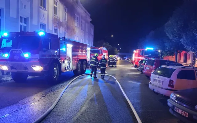 Hasiči likvidují rozsáhlý požár budovy v centru Plzně