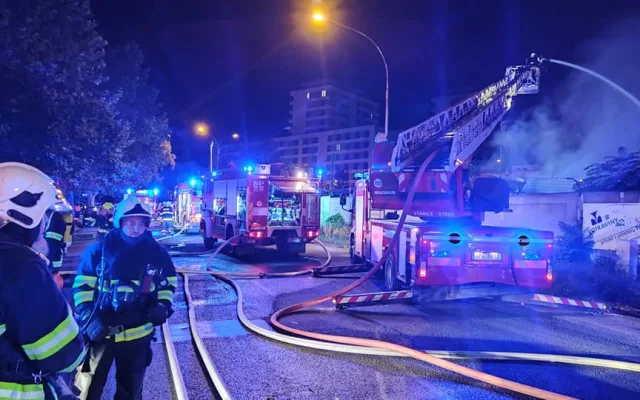 Experti pátrají po příčinách požáru skladiště v Přeštické ulici, areál je rejdištěm bezdomovců