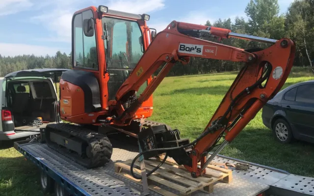 Pachatelé odcizili 2,5 tuny vážící pásové rypadlo odstavené u dálnice D5