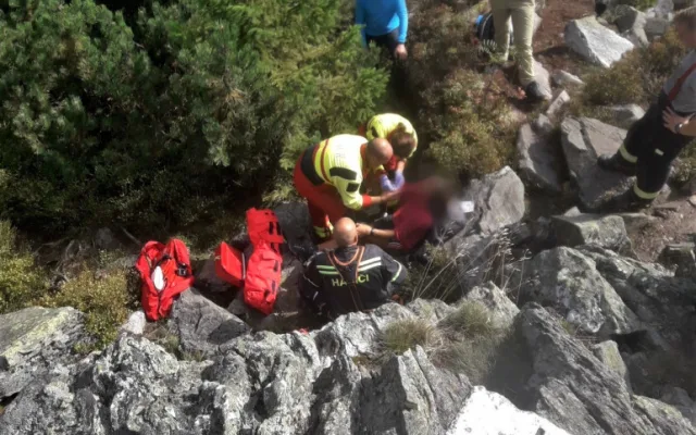 Německá turistka se poblíž Ostrého na Šumavě zřítila ze skály, zasahují čeští záchranáři