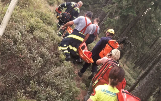 Německá turistka se poblíž Ostrého na Šumavě zřítila ze skály, zasahují čeští záchranáři