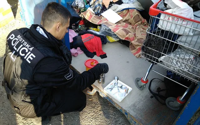Bezdomovci museli vyklidit garáže pod dohledem městské policie, budou se bourat