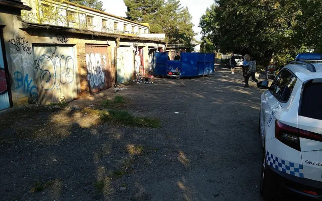 Bezdomovci museli vyklidit garáže pod dohledem městské policie, budou se bourat
