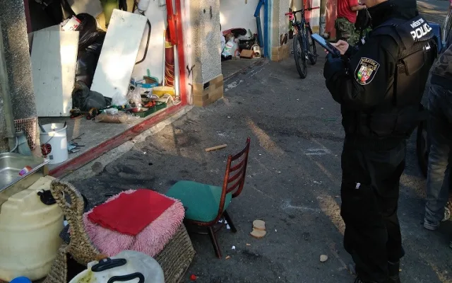 Bezdomovci museli vyklidit garáže pod dohledem městské policie, budou se bourat