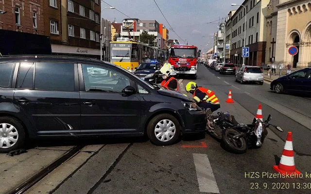 Motorkář se těžce zranil po střetu s osobákem na Chodském náměstí