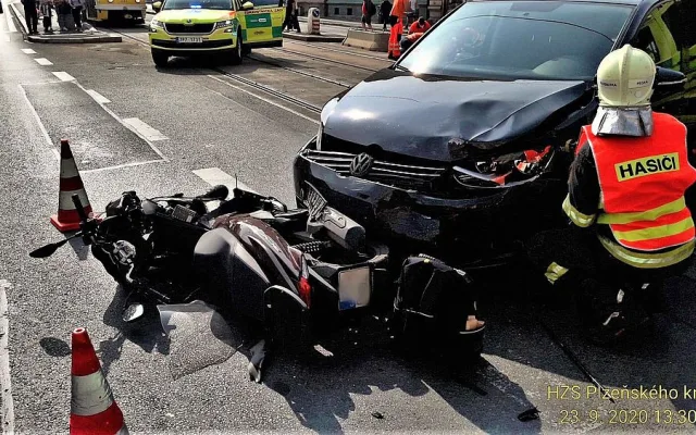Motorkář se těžce zranil po střetu s osobákem na Chodském náměstí