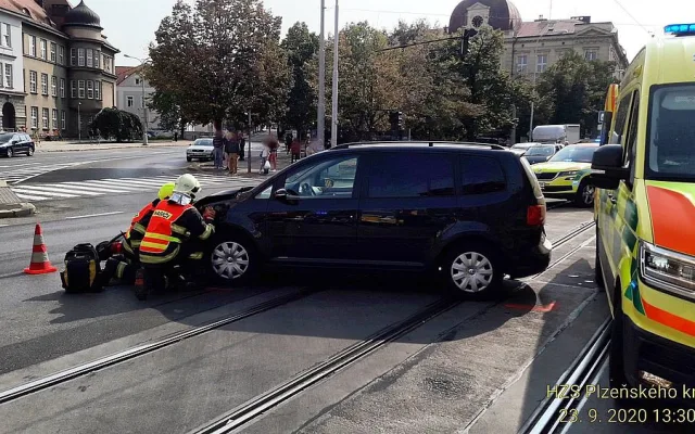 Motorkář se těžce zranil po střetu s osobákem na Chodském náměstí