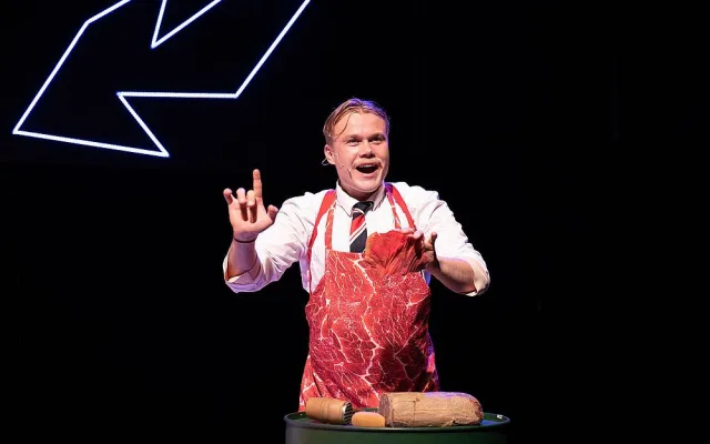 DJKT uvede v premiéře kontroverzní hru Dortel, inspirací se stal i frontmen skupiny Ortel