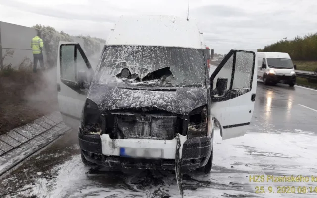 Dodávka s nákladem cigaret začala dnes ráno hořet při jízdě na dálnici D5