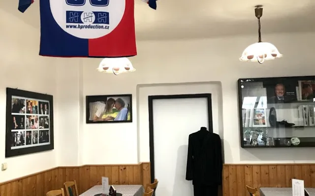 V Újezdu u Svatého Kříže otevřeli vzpomínkovou místnost Karla Gotta