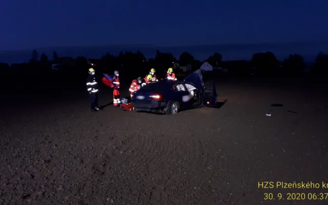 Auto vyletělo při ranní nehodě ze silnice a zastavilo se až daleko v zoraném poli