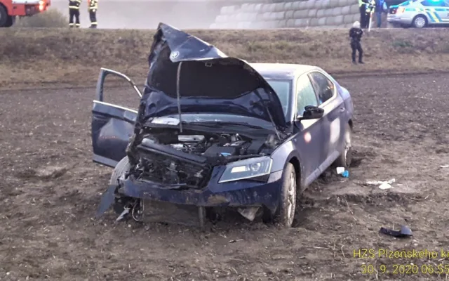 Auto vyletělo při ranní nehodě ze silnice a zastavilo se až daleko v zoraném poli