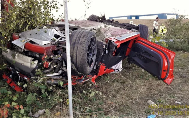 Sportovní AUDI ve vysoké rychlosti vyletělo z dálnice a zdemolovalo se o svodidla