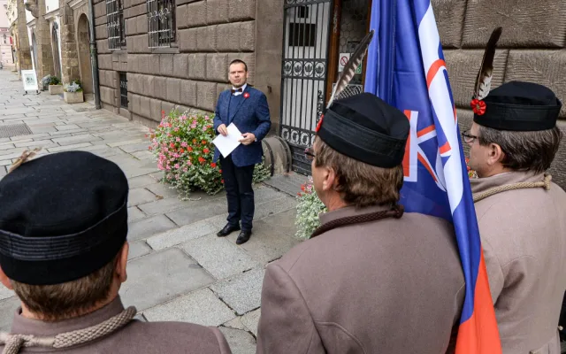 Vzpomínáme na statečné členy Sokola, magistrát vyvěsil na jejich počest sokolskou vlajku