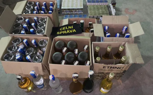 Služební pes celníků našel v bulharské dodávce úkryt s nekolkovanými cigaretami a alkoholem
