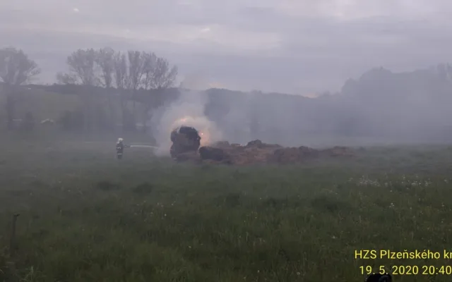 Halu s uskladněným suchým krmivem zapálil nedopalek cigarety nezletilého mladíka