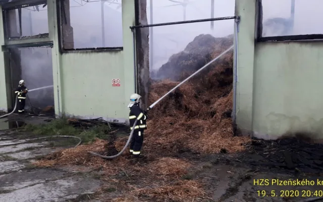 Halu s uskladněným suchým krmivem zapálil nedopalek cigarety nezletilého mladíka