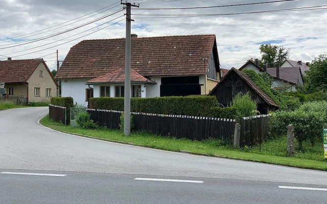 Unikátní plot na Plzeňsku zdobí 200 hrnků, občas nějaký zmizí, ale další se zase objeví