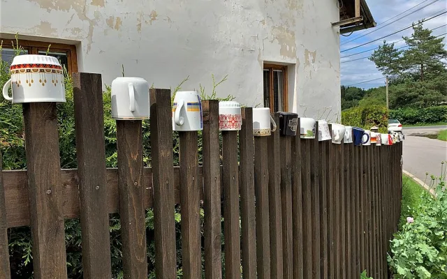 Unikátní plot na Plzeňsku zdobí 200 hrnků, občas nějaký zmizí, ale další se zase objeví